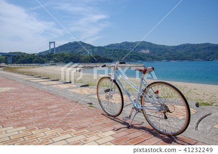 Shimanami Kaido時尚Mikkusutemu交叉自行車對Okata海灘的海 41232249
