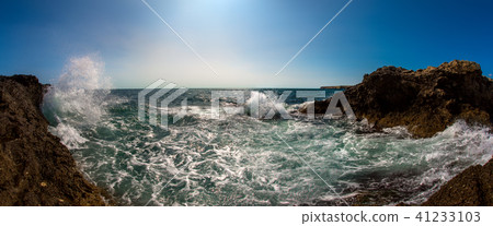 seashore and surge splash 41233103
