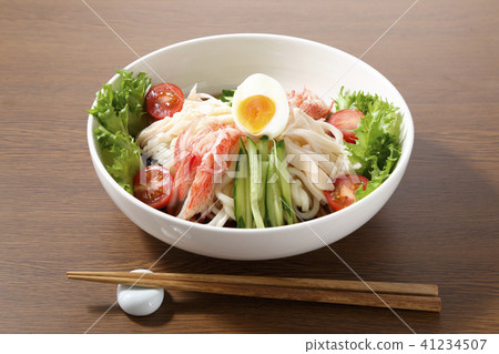 沙拉烏龍面在飯桌上 41234507