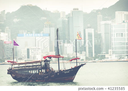 Traditional Chinese wooden sailing ship 41235585