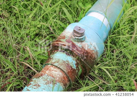 water valve  broken plumbing tube and leak  41238054