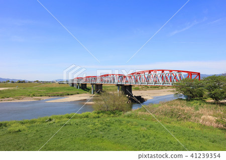 有紅色和藍色（淺蘭）的複古鐵橋樑_一座橋樑 41239354