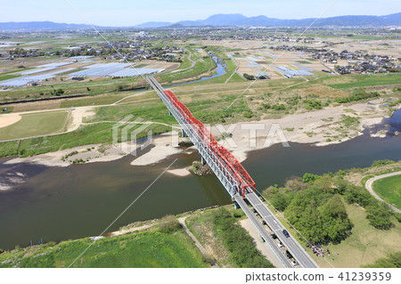 有紅色和藍色（淺蘭）的複古鐵橋樑_一座橋樑 41239359