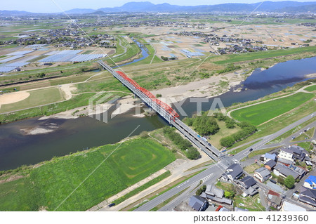 有紅色和藍色（淺蘭）的複古鐵橋樑_一座橋樑 41239360