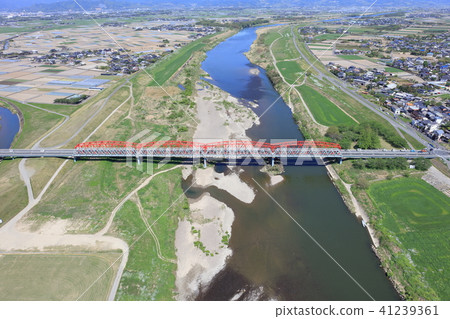 有紅色和藍色（淺蘭）的複古鐵橋樑_一座橋樑 41239361