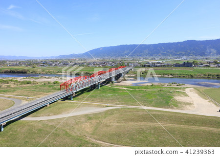 有紅色和藍色(淺蘭)的複古鐵橋樑_一座橋樑 有紅色和藍色(淺蘭)的複古鐵橋樑_一座橋樑 41239363