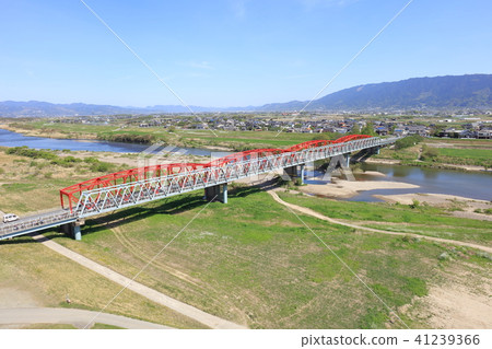 有紅色和藍色（淺蘭）的複古鐵橋樑_一座橋樑 41239366