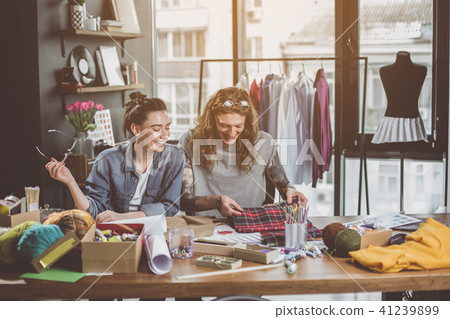 Glad dressmakers communicating at job 41239899