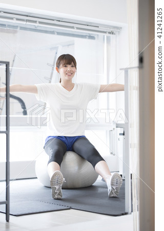 A young lady who plays a balun ball with a smile A young lady who plays a balun ball with a smile 41241265