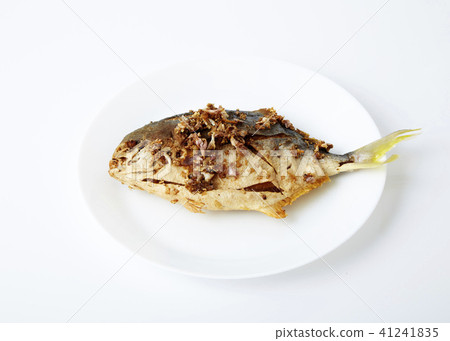 Fresh pomfret deep fried in dish 41241835