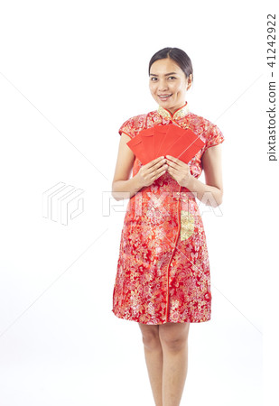 chinese new year woman holding red envelope 41242922