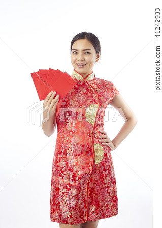 chinese new year woman holding red envelope 41242933