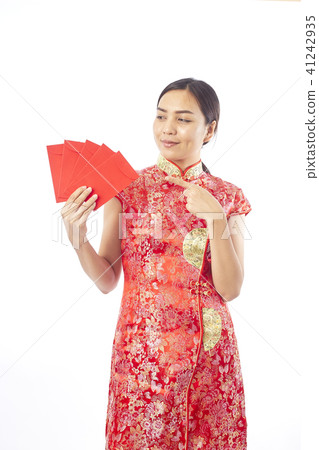 chinese new year woman holding red envelope 41242935