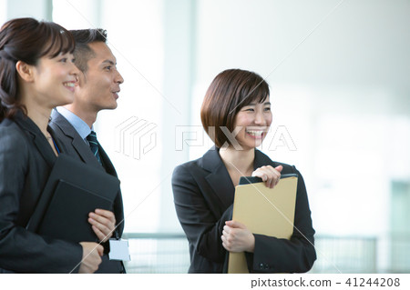 三個商人企業場面辦公室場面 三個商人企業場面辦公室場面 41244208