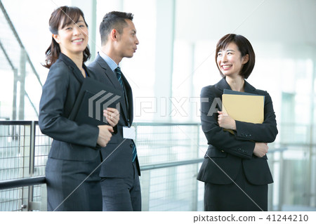 三個商人企業場面辦公室場面 三個商人企業場面辦公室場面 41244210