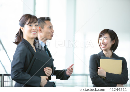 三個商人企業場面辦公室場面 三個商人企業場面辦公室場面 41244211