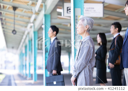 等待火車的商人在駐地平台中級僱員企業圖像 等待火車的商人在駐地平台中級僱員企業圖像 41245112