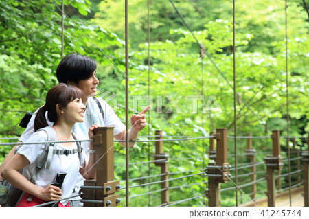 Hiking couple 41245744