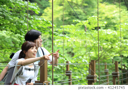Hiking couple 41245745