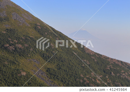 從Yatsugatake的Nishidake峰頂觀看Hidakasan和Misty Mt. Fuji 從Yatsugatake的Nishidake峰頂觀看Hidakasan和Misty Mt. Fuji 41245984