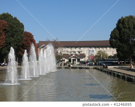 從噴泉池塘看的東京國立博物館在上野公園 從噴泉池塘看的東京國立博物館在上野公園 41246895