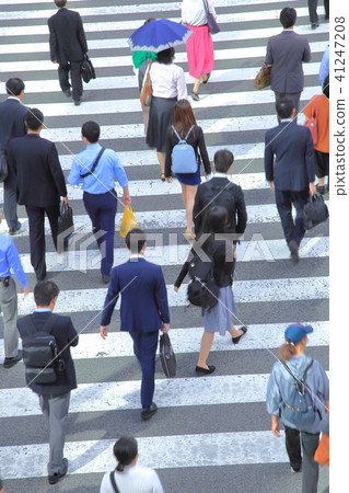 穿過行人過路處東京的通勤風景 41247208