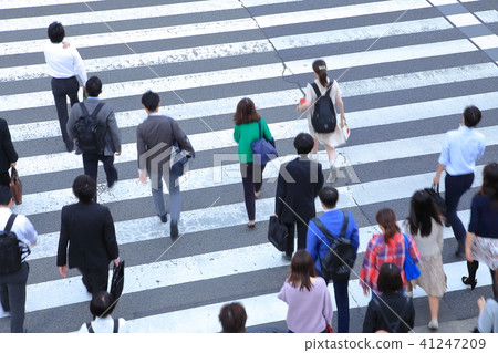 穿過行人過路處東京的通勤風景 穿過行人過路處東京的通勤風景 41247209