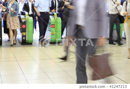 Commuter landscape coming out from the ticket gate Tokyo 41247213