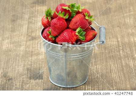 Small metal bucket with strawberries 41247748