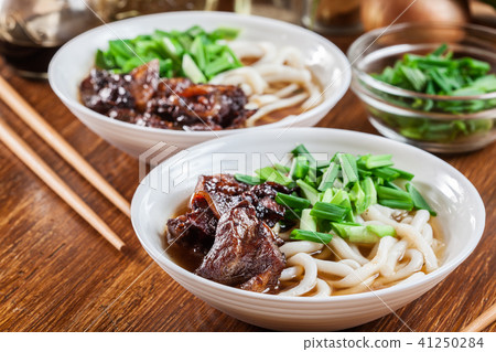 Japanese Udon noodles with beef and green onion 41250284