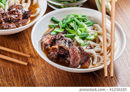Japanese Udon noodles with beef and green onion Japanese Udon noodles with beef and green onion 41250285
