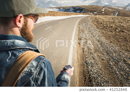 Close-up Hipster man using a compass on a snowy mountain 41252848