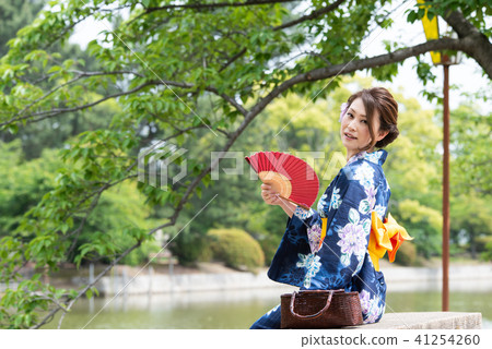 一個女人與風扇的浴衣 一個女人與風扇的浴衣 41254260