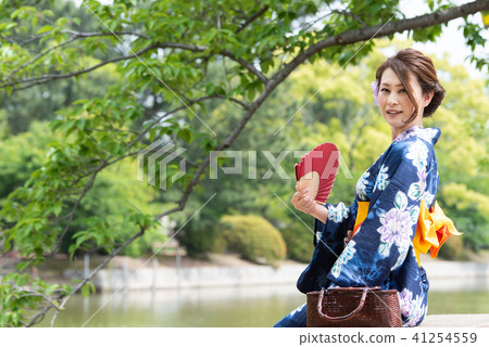 一個女人與風扇的浴衣 一個女人與風扇的浴衣 41254559
