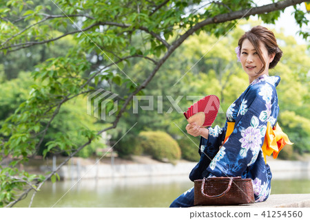 一個女人與風扇的浴衣 一個女人與風扇的浴衣 41254560