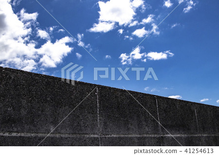 藍天和牆壁 藍天和牆壁 41254613