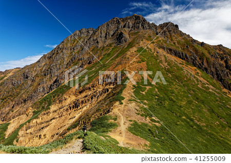 Yatsugatake mountains seen from Naka-dake · Main peak Akkake 41255009