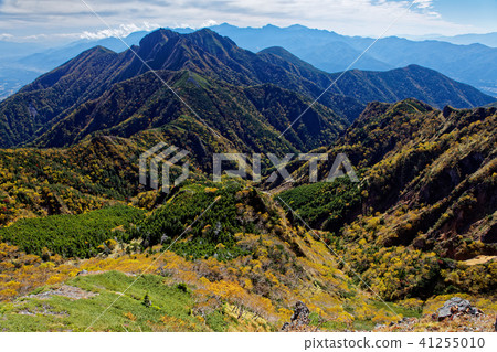 Yatsugatake mountain range of autumn colors seen from Naka-dake · Capricorn and Southern Alps 41255010