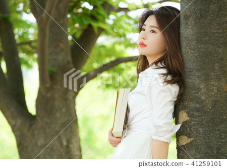 模特,休閒,閱讀,書,微笑 模特,休閒,閱讀,書,微笑 41259101