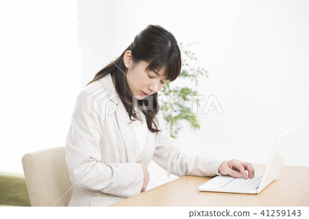 Stomachache business woman 41259143