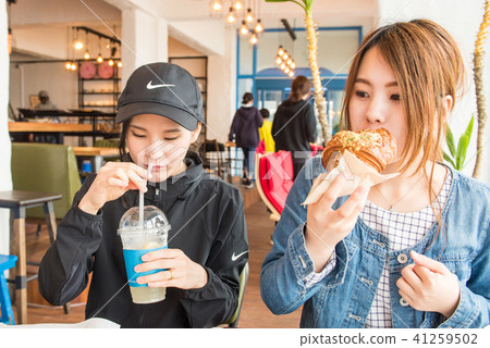 享受用餐的兩個少婦在手段的麵包店咖啡館 享受用餐的兩個少婦在手段的麵包店咖啡館 41259502