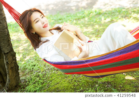 模特，閱讀，書籍，休閒，鞦韆，度假，吊床 41259548