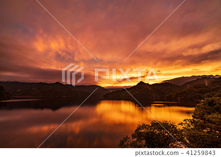 Sunset glow of Lake Tagokura Sunset glow of Lake Tagokura 41259843
