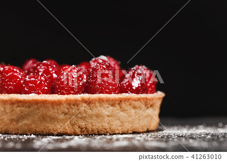 Tartlet with custard and fresh raspberries 41263010