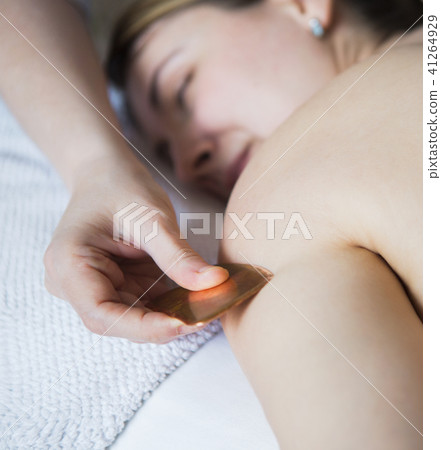 Young woman take back treatment at health spa 41264929