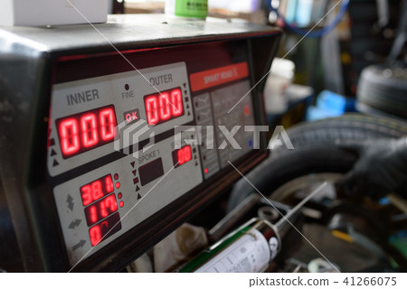 車輪平衡器汽車輪胎,車輪更換維護,維修,定期檢查圖像 車輪平衡器汽車輪胎,車輪更換維護,維修,定期檢查圖像 41266075