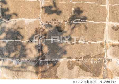 Cracks and water leaks in concrete tank 41266157