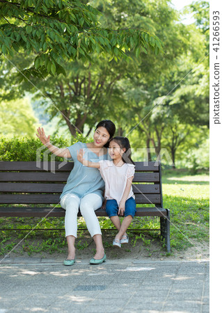 Fun moments of mom and daughter in the park Fun moments of mom and daughter in the park 41266593