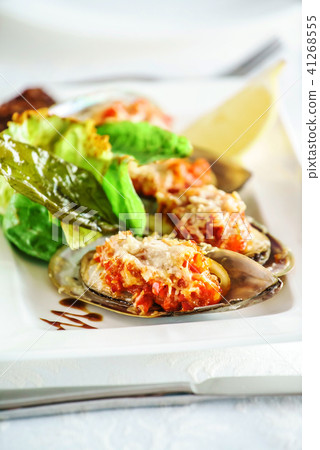 mussels baked with parmesan and herbs 41268555