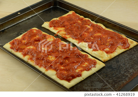 Preparing to make homemade pizza 41268919
